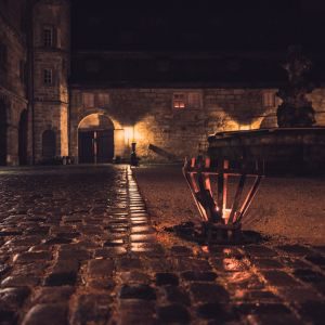 Feuerschale vor einer Burg