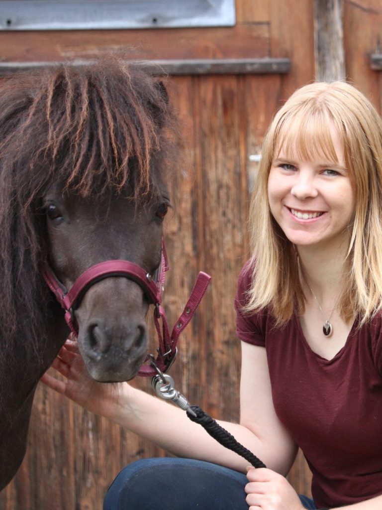 Carina Warnstädt Carina Warnstädt mit Shetlandpony Pepper